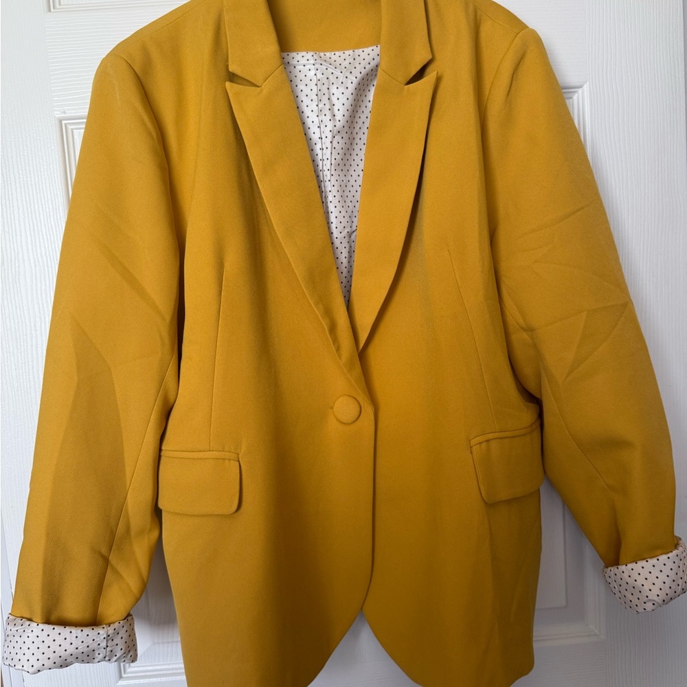 Yellow Blazer with Classic Lapel and Tailored Fit